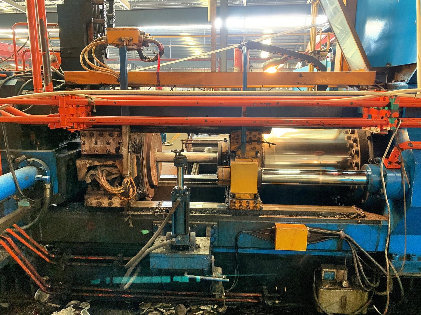 Extrusion press main unit during aluminium profile extrusion
